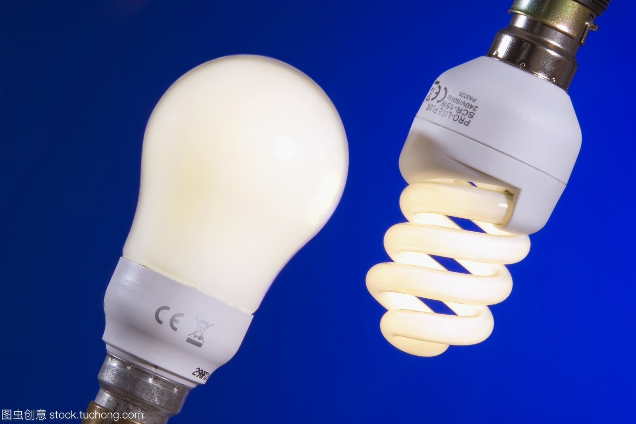 節能燈泡。兩種不同類型的緊湊型熒光燈cfl或節能燈泡,包括螺旋型左和圓形右。螺旋型為11瓦,相當于60瓦白熾燈。圓型為15瓦,相當于75瓦白熾燈。熒光燈泡比燈絲燈泡產生的熱量要少,因此更多的電能轉化為光,使它們更有效率。